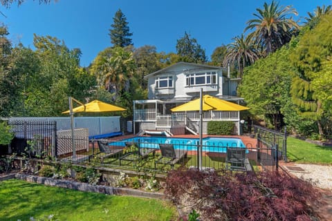 Property building, Garden, Garden view, Pool view, Swimming pool, sunbed