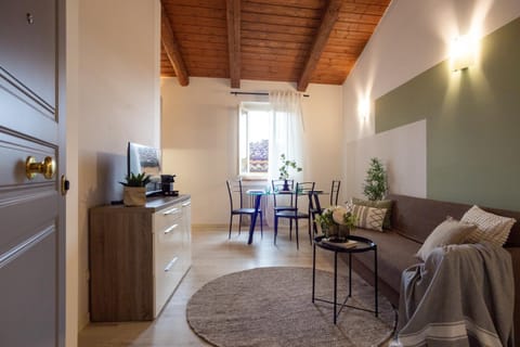 Bed, TV and multimedia, Living room, Dining area