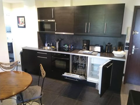 Coffee/tea facilities, Dining area, dishwasher, minibar, pet friendly, stove, toaster