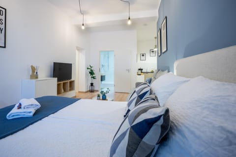 Bed, TV and multimedia, Photo of the whole room, Bedroom