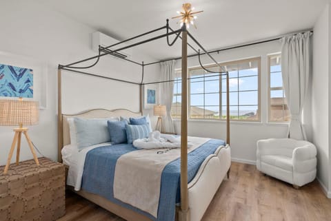 Bed, Photo of the whole room, Seating area, Bedroom, Mountain view