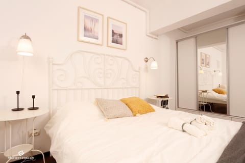 Bed, Bedroom, towels, wardrobe