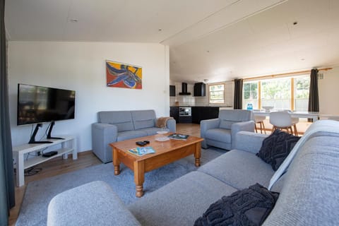 Communal lounge/ TV room, TV and multimedia, Living room, Seating area, Evening entertainment