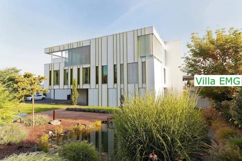 Property building, Day, Garden, Garden view, Lake view