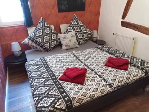 Bed, Photo of the whole room, towels