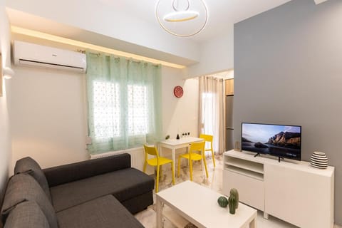 TV and multimedia, Living room, Seating area, Dining area, Evening entertainment, air conditioner