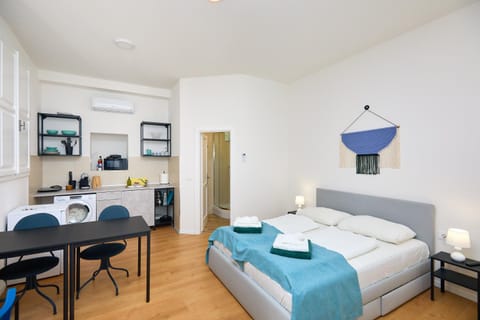 Bed, Kitchen or kitchenette, Seating area, Dining area