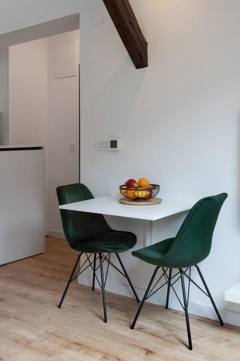 Kitchen or kitchenette, Seating area, Dining area