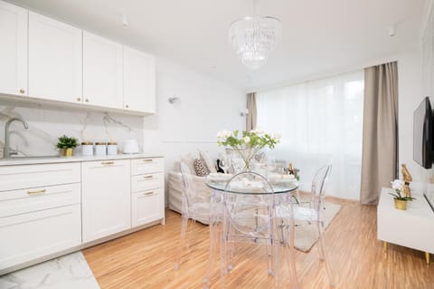 TV and multimedia, Kitchen or kitchenette, Living room, Seating area, Dining area