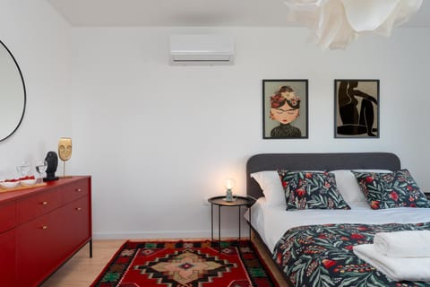 Bed, Photo of the whole room, Bedroom, towels, air conditioner