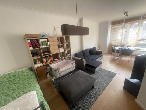 Bed, TV and multimedia, Living room, Seating area, hair dresser