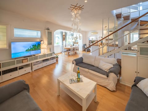 TV and multimedia, Kitchen or kitchenette, Living room, Seating area