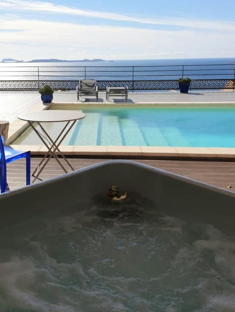 LES SUITES LOVE 2 SPA VUE MER PISCINe Bed and Breakfast in Marseille