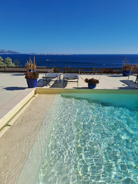 LES SUITES LOVE 2 SPA VUE MER PISCINe Bed and Breakfast in Marseille