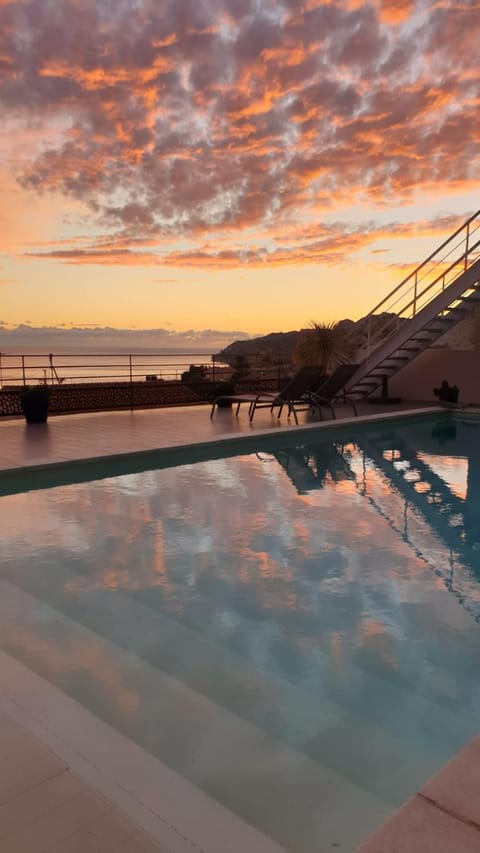 LES SUITES LOVE 2 SPA VUE MER PISCINe Bed and Breakfast in Marseille