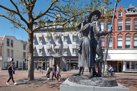 Facade/entrance, Location