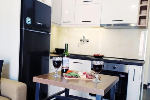 Kitchen or kitchenette, Food and drinks, Dining area, Food, Drinks, Alcoholic drinks, pet friendly