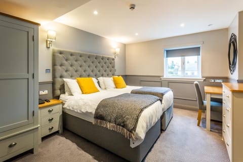 Bed, TV and multimedia, Photo of the whole room, Seating area, Bedroom, wardrobe