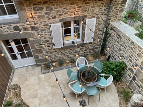 Property building, Patio, Garden, Balcony/Terrace, Dining area