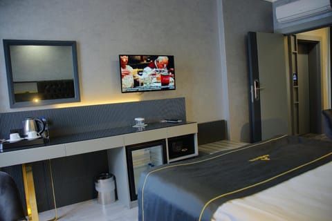 Bed, TV and multimedia, Photo of the whole room, Bedroom