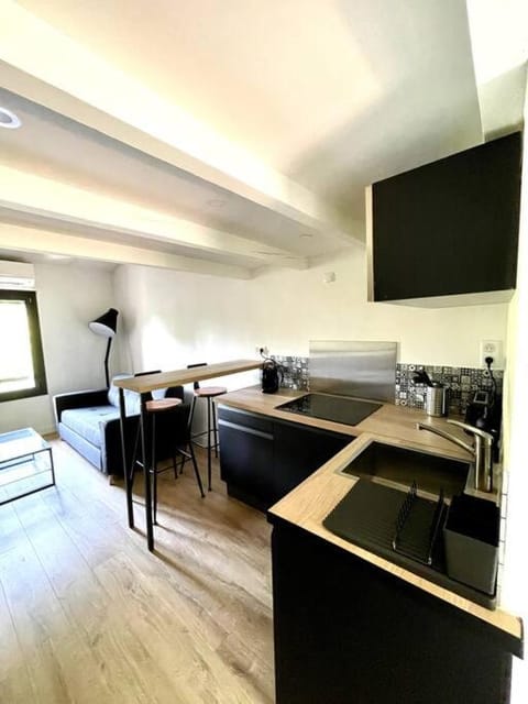 Kitchen or kitchenette, Dining area, minibar