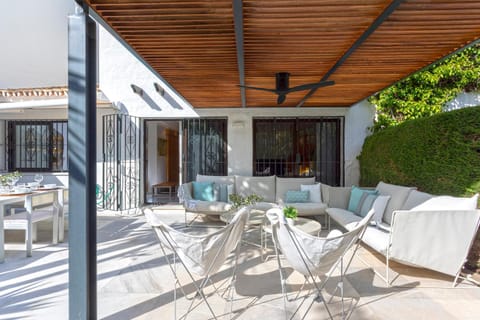 Patio, Day, Balcony/Terrace, Living room, Seating area, Dining area, sunbed