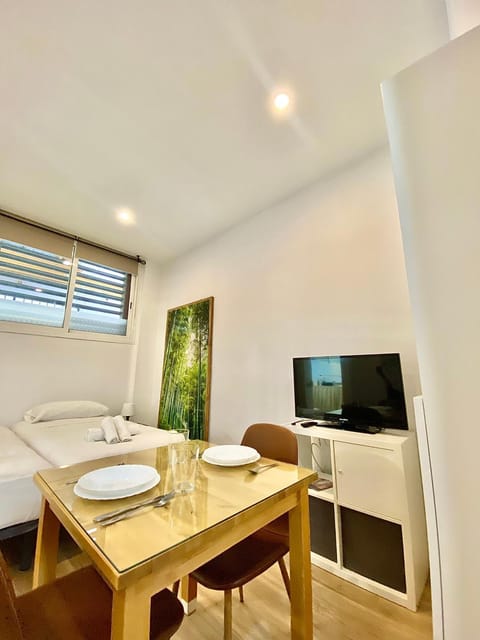 Bed, TV and multimedia, Dining area, towels