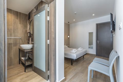 Toilet, Bed, Bathroom, towels