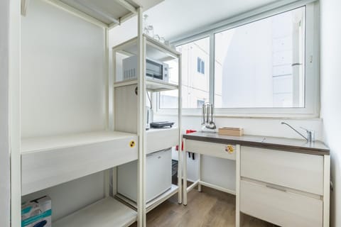 Kitchen or kitchenette, minibar, stove