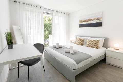 Bed, Photo of the whole room, Decorative detail, Seating area, Bedroom, towels