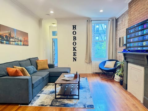 Communal lounge/ TV room, TV and multimedia, Living room, Seating area