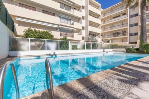 Property building, Day, Pool view, Swimming pool, sunbed