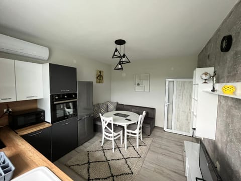 Kitchen or kitchenette, Living room, Seating area, Dining area, minibar, pet friendly