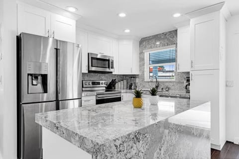 Spacious 5 Bedrooms with Large Pool, 12 minutes to the Ocean House in Plantation