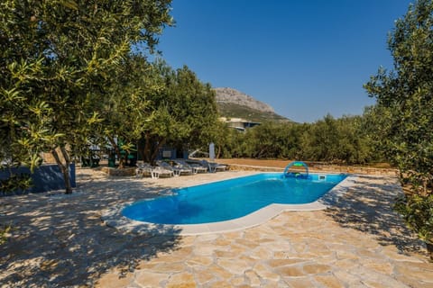 Day, Natural landscape, Mountain view, Pool view, Swimming pool, sunbed