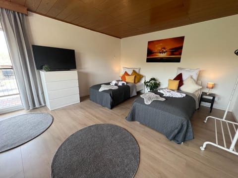 Bed, TV and multimedia, Photo of the whole room, Bedroom
