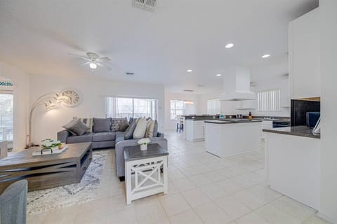 606 - Stunning 5 bed vacation rental home with private pool House in Kissimmee