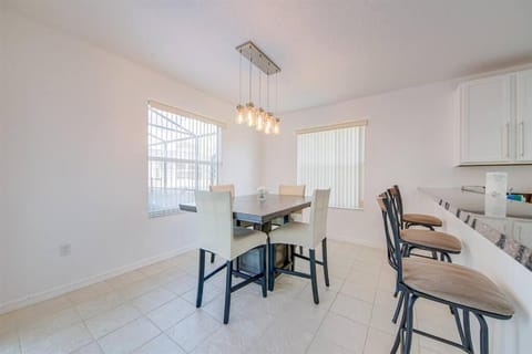 606 - Stunning 5 bed vacation rental home with private pool House in Kissimmee