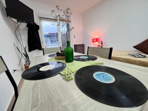 Facade/entrance, Night, TV and multimedia, Dining area, Drinks, heating, internet