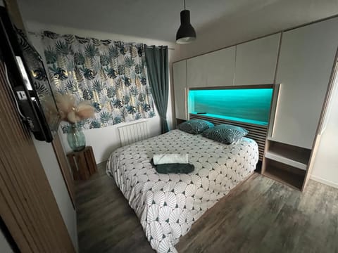 Bed, TV and multimedia, Photo of the whole room