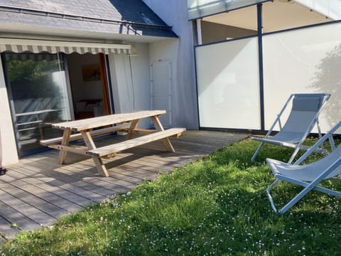 Patio, Garden, Garden view, sunbed