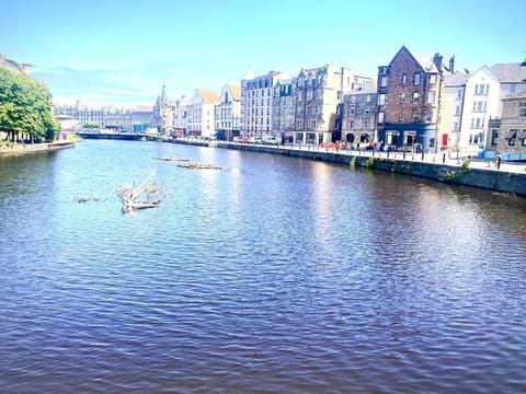 Bright Modern Apartment Apartment in Edinburgh