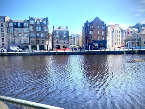 Bright Modern Apartment Apartment in Edinburgh