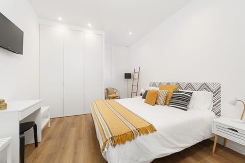 Bed, TV and multimedia, Photo of the whole room, Bedroom, wardrobe