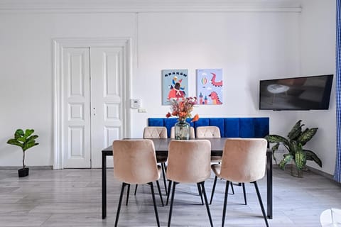 Communal lounge/ TV room, Seating area, Dining area