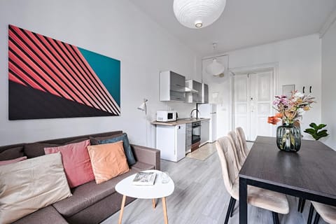 Kitchen or kitchenette, Living room, Seating area, Dining area, stove