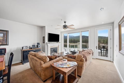 Day, TV and multimedia, View (from property/room), Balcony/Terrace, Living room, Seating area, Mountain view, fireplace, furniture