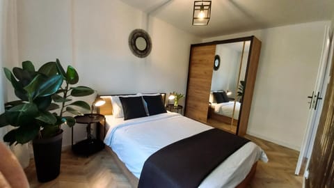 Bed, Photo of the whole room, Decorative detail, Bedroom, City view