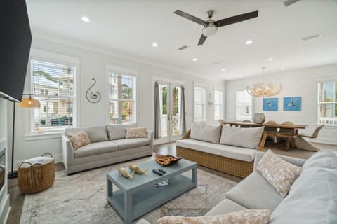 TV and multimedia, Living room, Decorative detail, Seating area, Dining area, fireplace