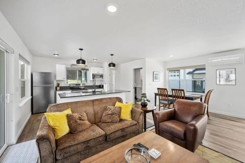 Day, Kitchen or kitchenette, Living room, Dining area, furniture